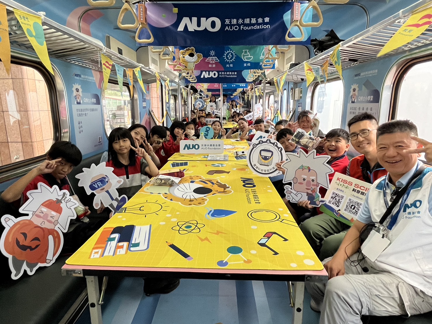 永續基金會參與「臺灣科普環島列車」，設計基礎科學車廂課程，以「淨零碳排和永續能源」為主題，讓學生透過創意實驗認識淨零知識，以及思考生活中的減碳行為