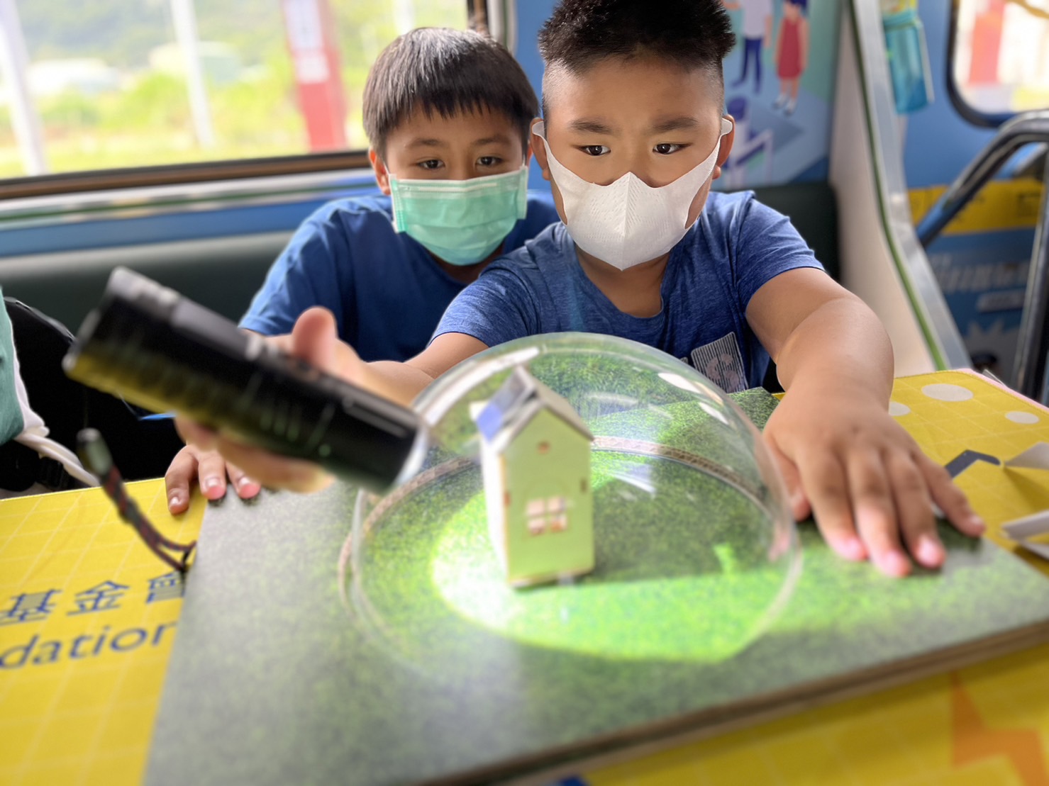 參與基礎科學主題車廂，以STEAM教學精神，設計「逐日科學家」、「太陽能工程師」以及「淨零建築師」三大能源科普課程和實驗