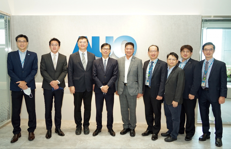 光電前進亞灣成立「AUO解決方案研發中心」，作為多元場域解決方案研發及試驗場域（圖中左為高雄市長陳其邁、圖中右為光電董事長彭双浪）